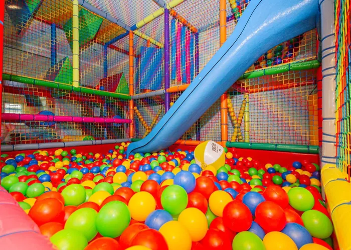 Apartament Afryka- udogodnienia dla rodzin, sala i plac zabaw, jacuzzi, sauna, bilard Apartament *